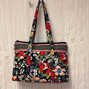 Mid Size Field Floral Blooms White Green Black Red Cotton Quilted Tote Bag